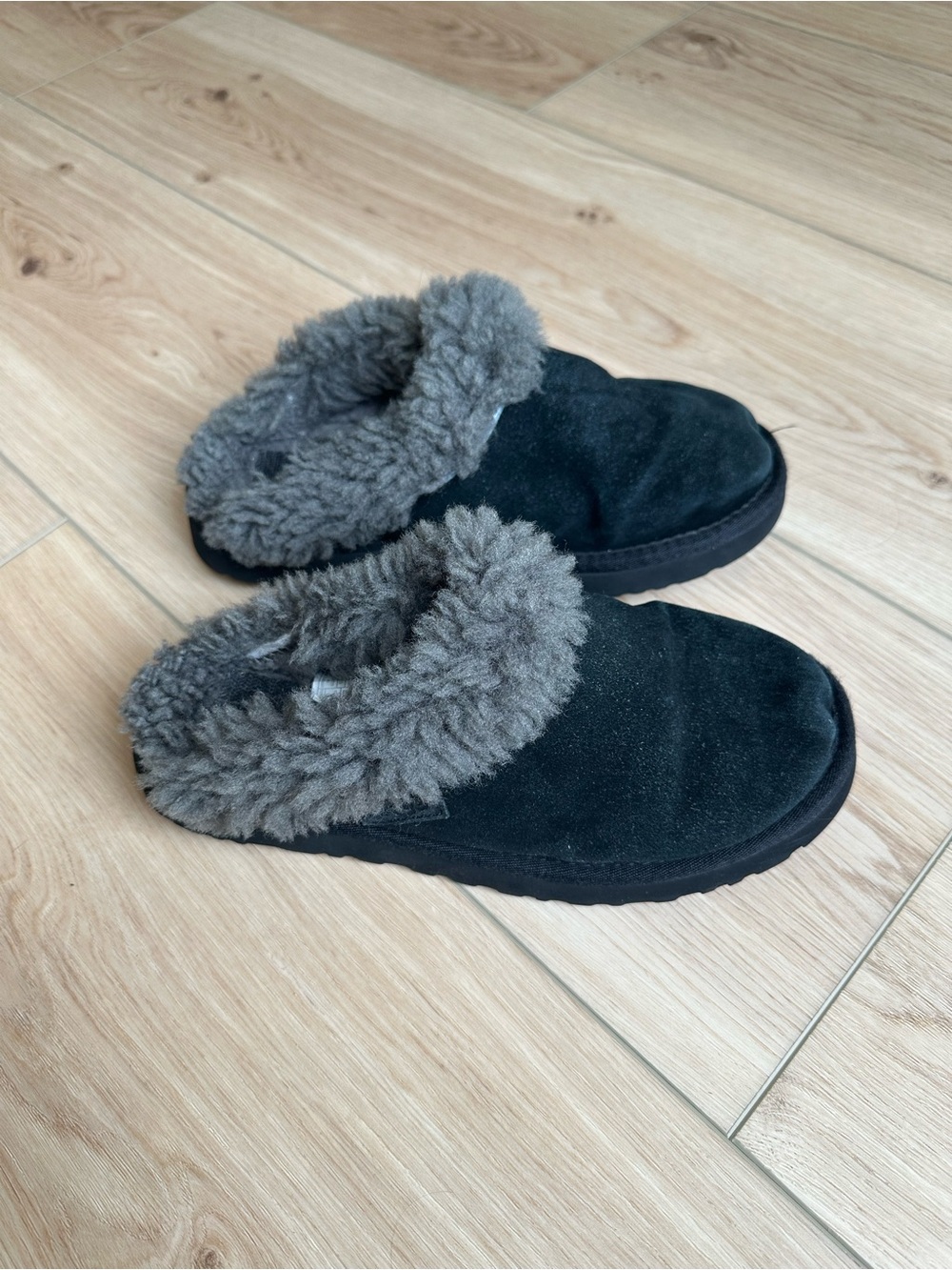Ugg cluggette black slippers  Size 8